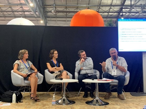 Au Congrès mondial de la nature, de gauche à droite : Sylvie Turck (Nantes Métropole), Mathilde Loury (OFB), Luc Abbadie (Sorbonne Université) et Pierre Athanaze (Grand Lyon). © CDC Biodiversité Au Congrès mondial de la nature, de gauche à droite : Sylvie Turck (Nantes Métropole), Mathilde Loury (OFB), Luc Abbadie (Sorbonne Université) et Pierre Athanaze (Grand Lyon). © CDC Biodiversité